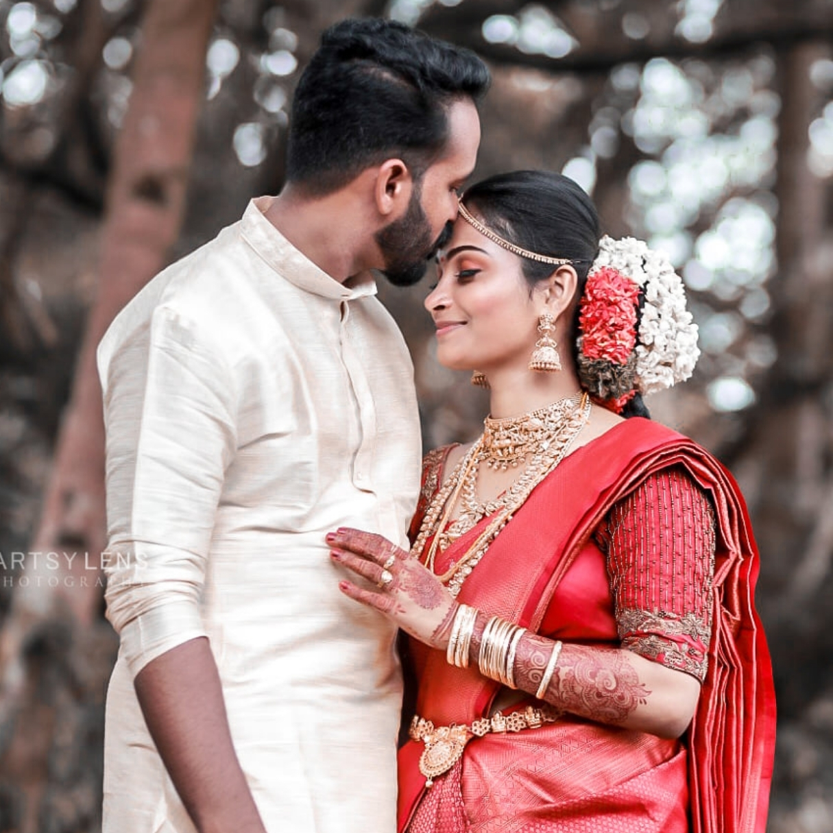 Artsy Lens wedding couple